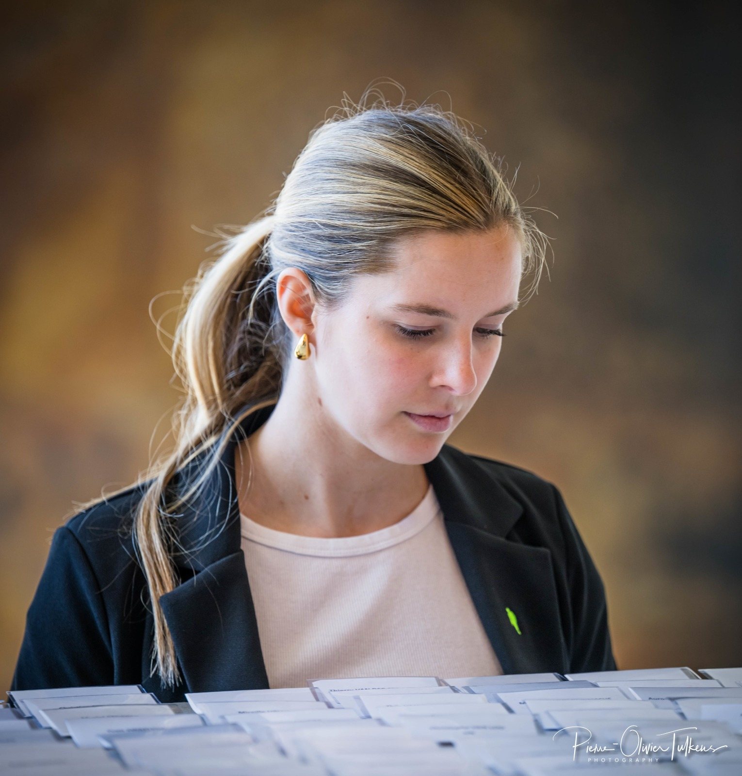 Hôtesse d'accueil Exception2 à la table d'accueil d'un événement